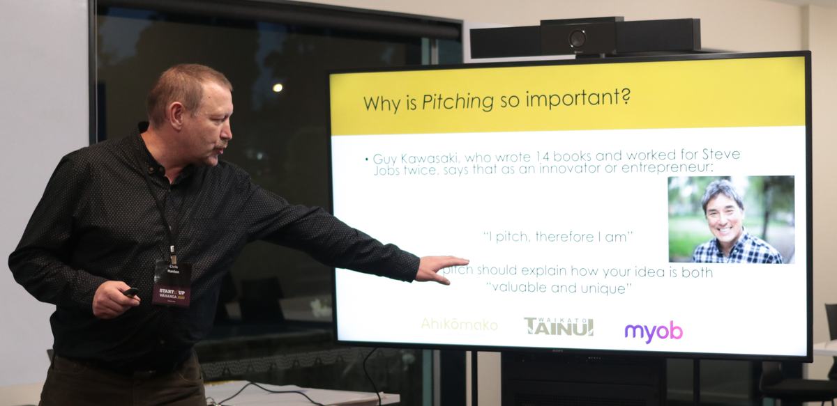 Chris Hanlon coaching founders on pitching at Start-Up Wānanga